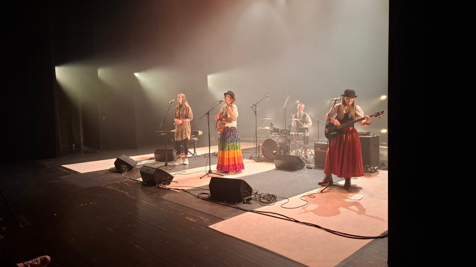Janna-Li med band framträder