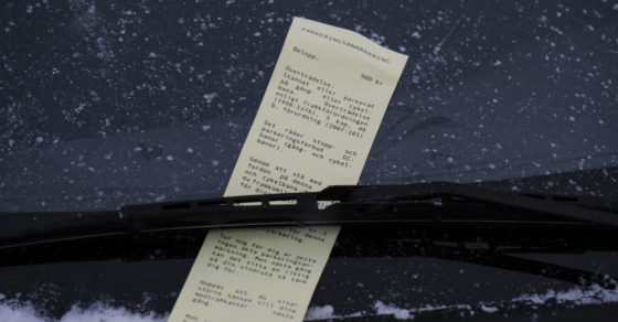 Foto på en "Parkeringsanmärkning" / "Böteslapp" på en bils vindruta
